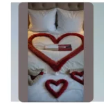 21 Romantic Bedroom Rose Petals Décor Ideas for a Cozy Anniversary Celebration