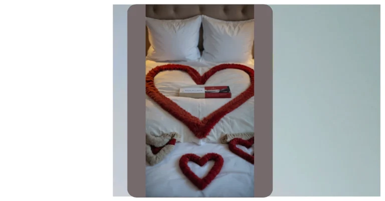 21 Romantic Bedroom Rose Petals Décor Ideas for a Cozy Anniversary Celebration